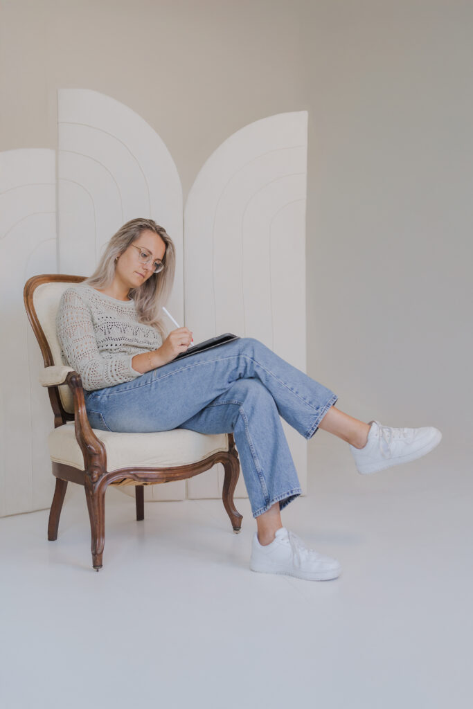 Vrouwelijke ondernemer Lijntjes van Anke tekent een lijntekening tijdens een zakelijke fotoshoot en videoshoot.