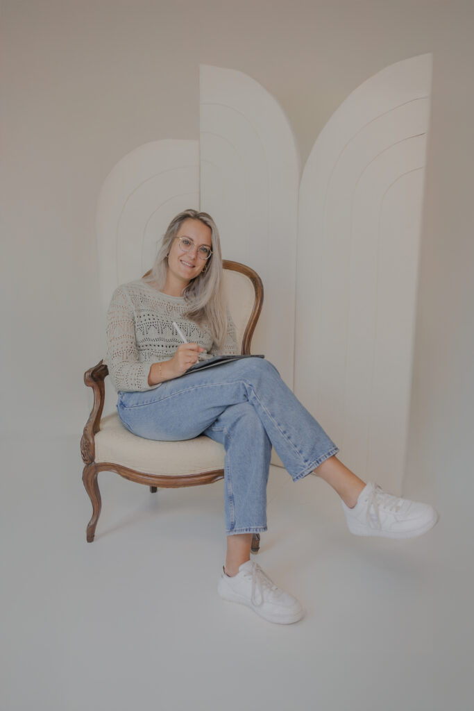 Lijntjes van Anke tijdens zakelijke fotoshoot en videoshoot in de studio waar ze bezig met het tekenen van lijntekeningen. 