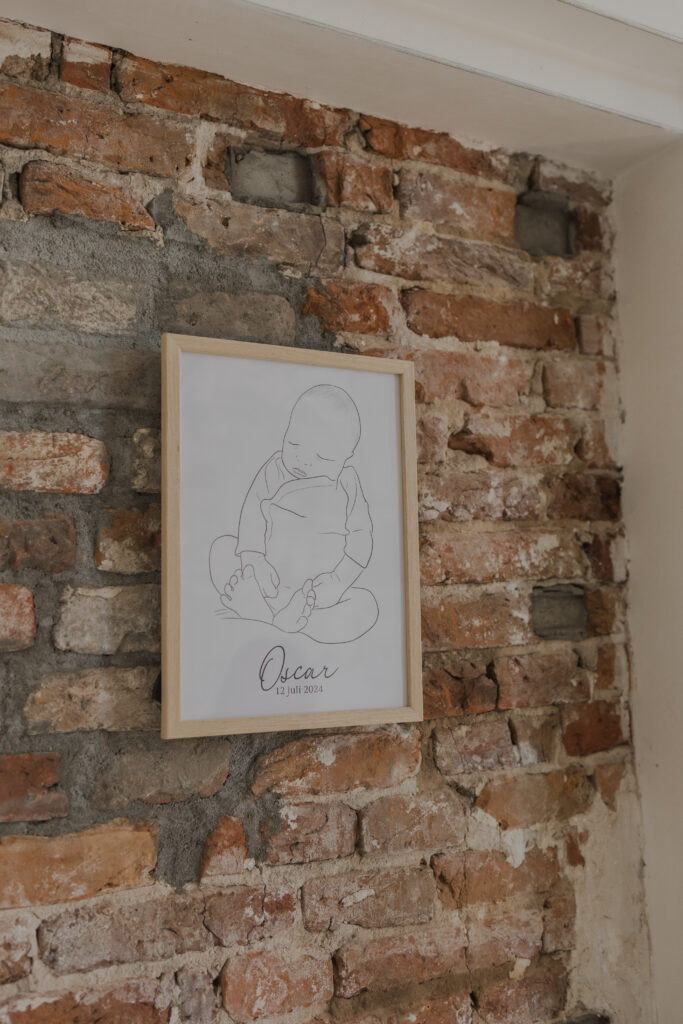 Een lijntekening van Lijntjes van Anke tijdens een branding shoot. 