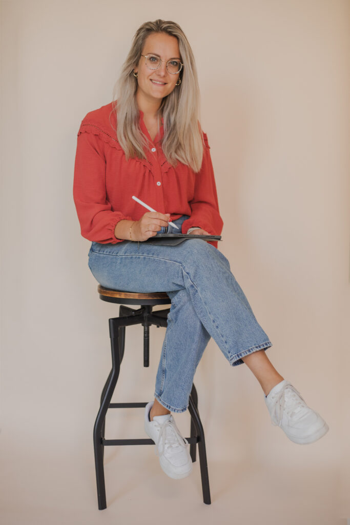 Lijntjes van Anke tijdens branding shoot in de studio waar ze haar werk laat zien voor foto en zakelijke video