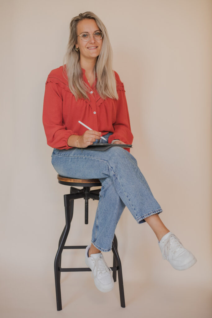 Lijntjes van Anke tijdens zakelijke fotoshoot en videoshoot in de studio waar ze bezig met het tekenen van lijntekeningen. 