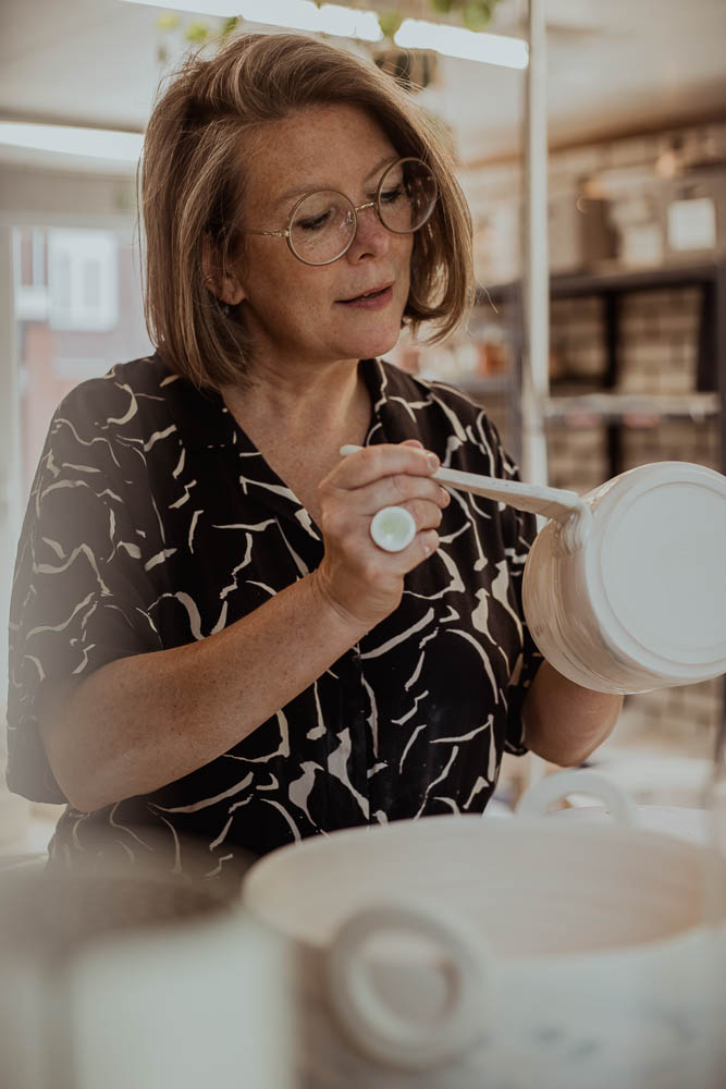 Portfolio zakelijke fotografie voor Studio Tuit in Valkenswaard portretfoto aan het glazuren van keramiek